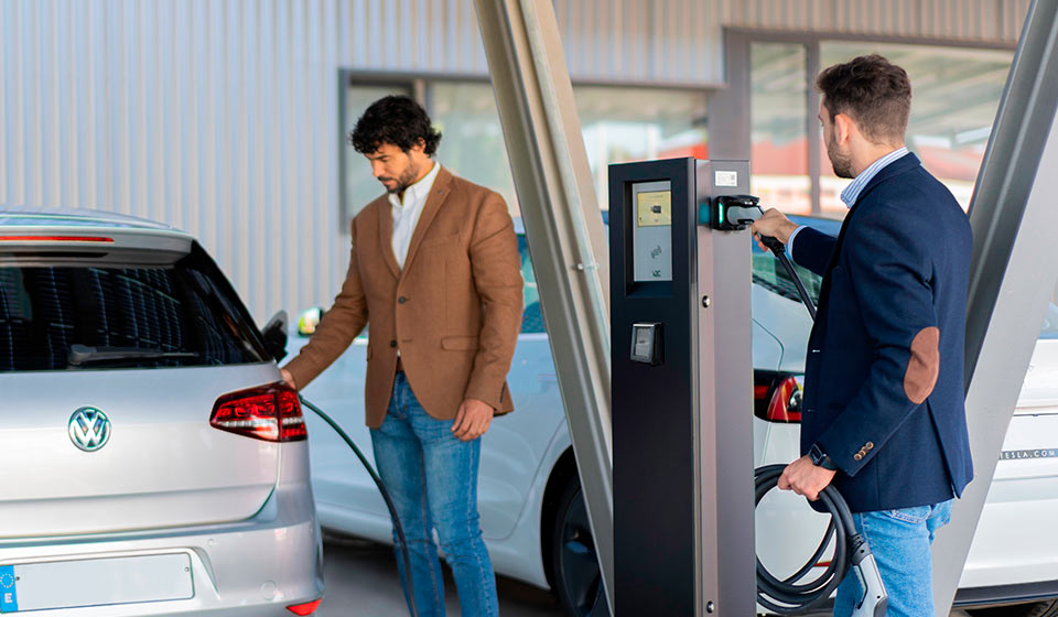 Pago con tarjeta para recargar coches eléctricos: TPV para puntos de recarga