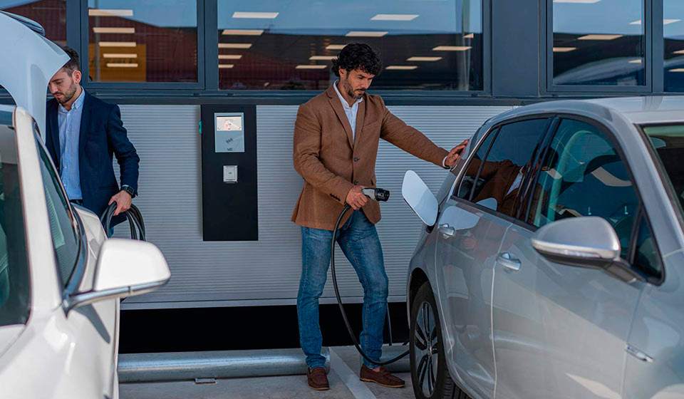 Pago con tarjeta para recargar coches eléctricos: TPV para puntos de recarga